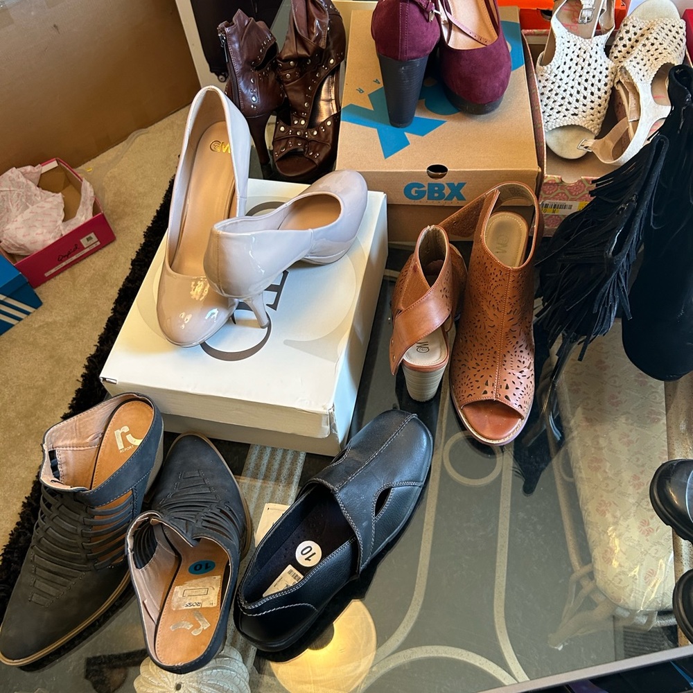 Ladies shoes size 10/25 - 11